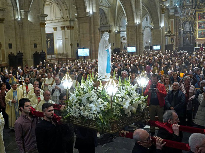 Misa de los Enfermos y procesión de antorchas en la Catedral