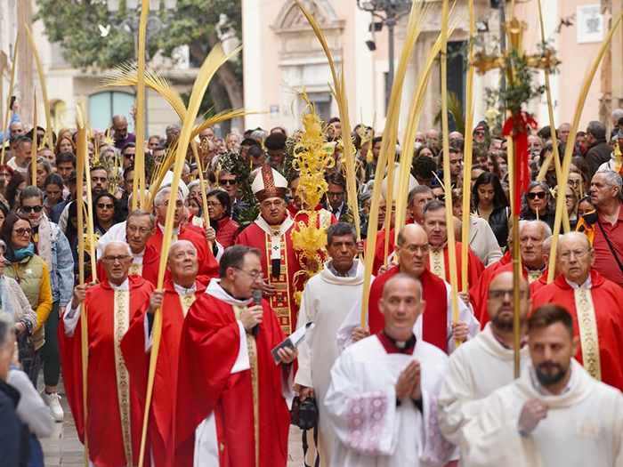 El Arzobispo preside la celebración del Domingo de Ramos con el que se inicia la Semana Santa