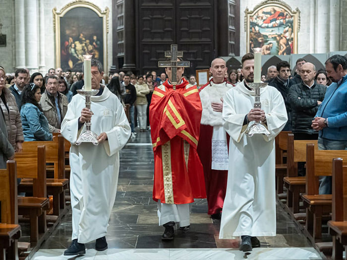 Monseñor Benavent preside los Oficios del Viernes Santo en la Catedral