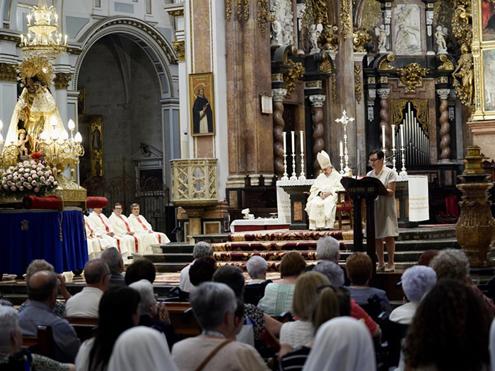 Encuentro de personas mayores con la Virgen de los Desamparados en la Catedral