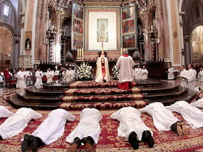 La Catedral acoge la ordenación de ocho nuevos sacerdotes