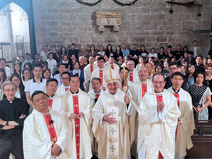 El Arzobispo de Valencia preside una misa, en la Catedral, para sacerdotes católicos chinos procedentes de toda Europa