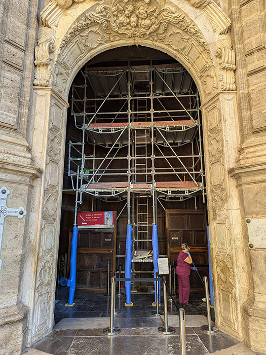 Puerta de los hierros con andamios