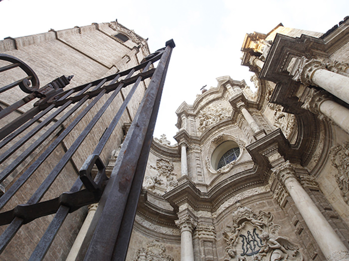 La Catedral instala andamios en la entrada de su fachada barroca para restaurar la Puerta de los Hierros