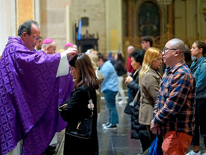 Celebración del Miércoles de Ceniza en la Catedral, presidida por el Arzobispo