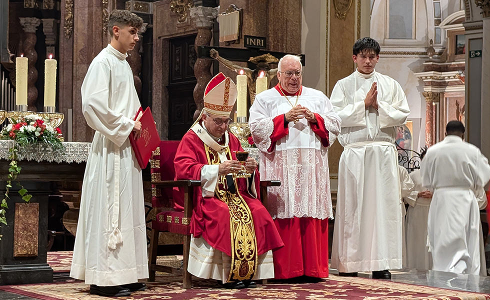 El Arzobispo durante la ceremonia El Arzobispo durante la ceremonia