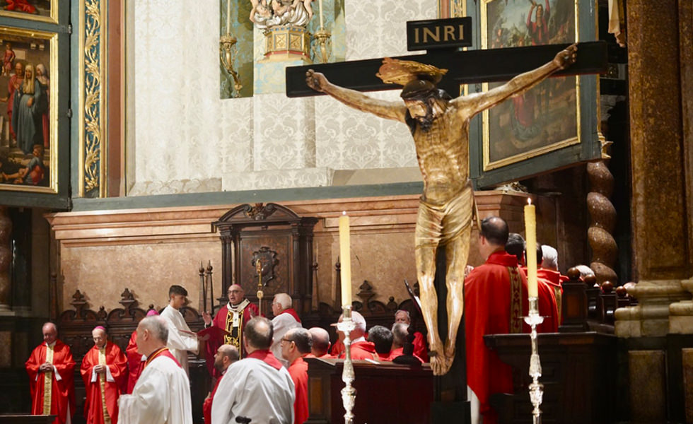 Momento de la ceremonia en el altar mayor. Momento de la ceremonia en el altar mayor.