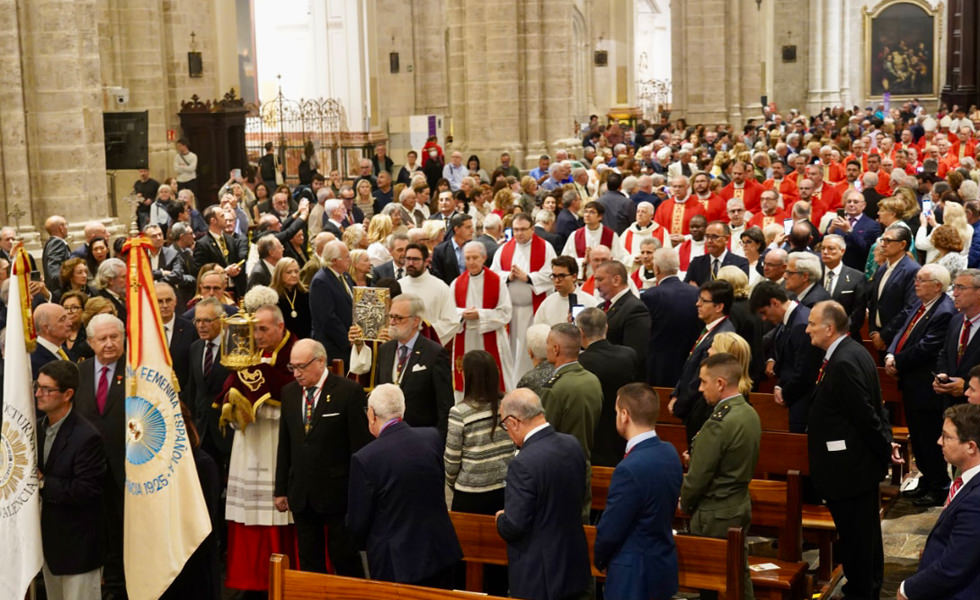 El Santo Cáliz, llevado por el Celador del Culto del Santo Cáliz y seguido por los Canónigos. El Santo Cáliz, llevado por el Celador del Culto del Santo Cáliz y seguido por los Canónigos.