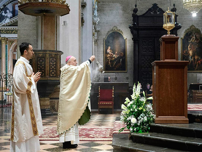 El Arzobispo preside en la Catedral los oficios del Jueves Santo con la misa “En la Cena del Señor”