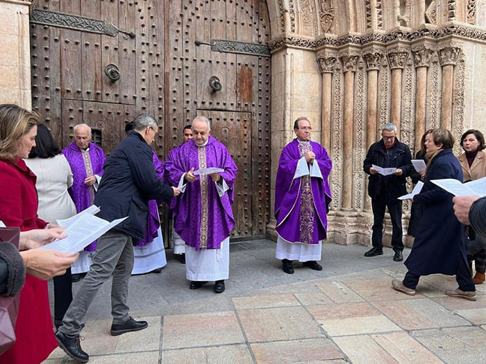 Miembros de la Vicaría Judicial y del SAMIC peregrinan juntos a la Seo por el Jubileo de la Esperanza