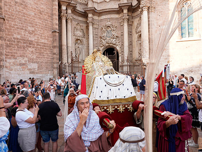 La imagen de la Dormición de la Virgen, en procesión por Ciutat Vella