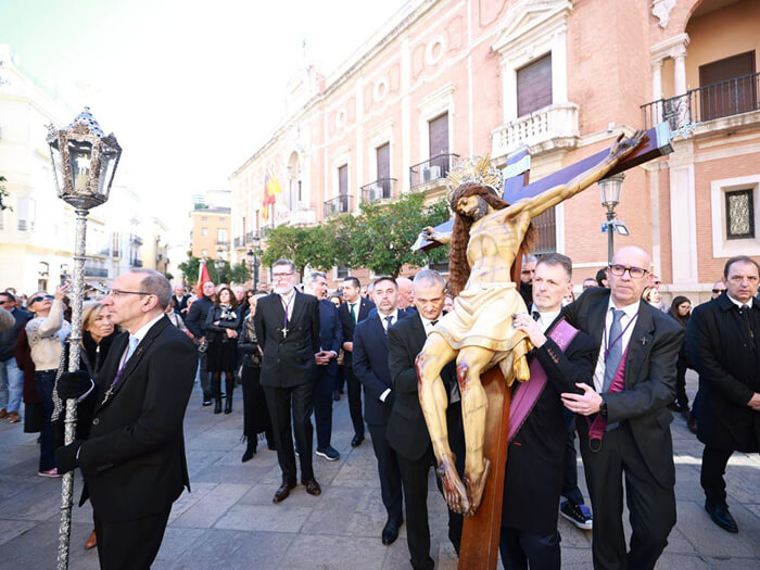 La imagen del Santísimo Cristo del Salvador del Cabanyal recorre las calles de Ciutat Vella