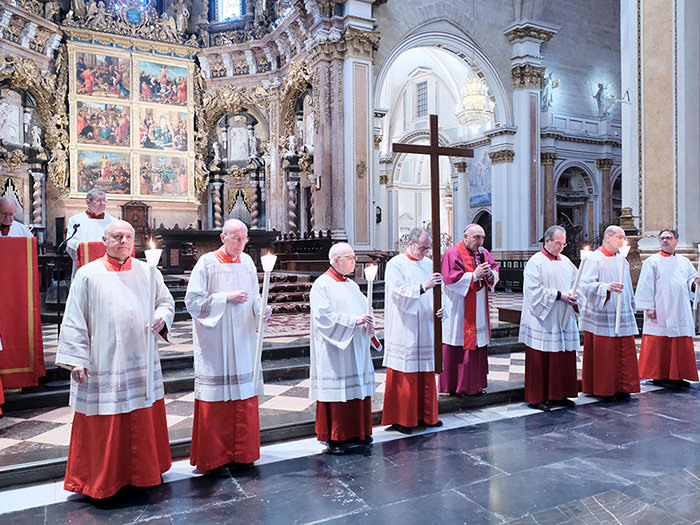 Via Crucis Solemne y oficios de Viernes Santo en la Catedral