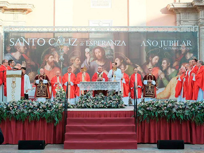 Mons. Benavent: ”Se ha querido dar a esta Vigilia extraordinaria un carácter eucarístico que alimenta la caridad en el corazón de los creyentes